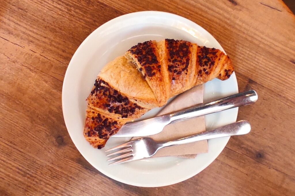 Croissant con chocolate y avellana: Rebel Café